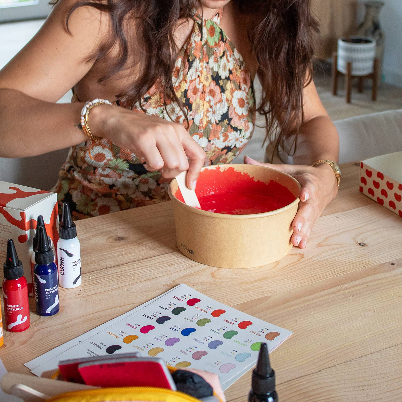 Femme préparant un mélange de plâtre coloré rouge